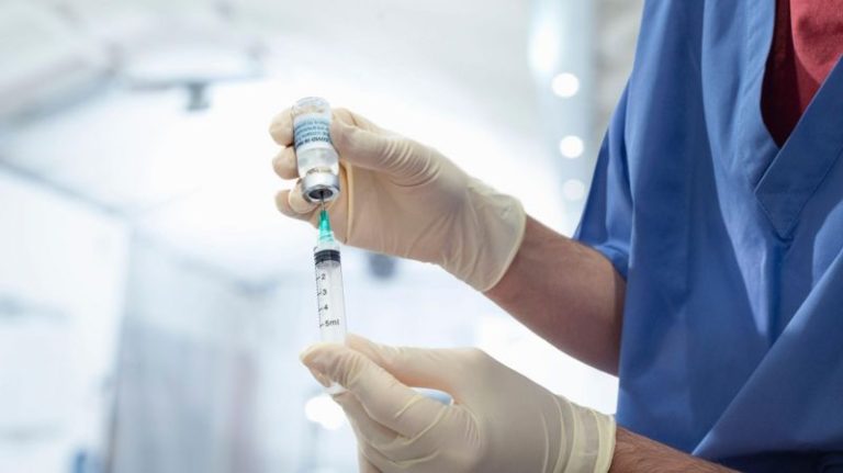 Vacina contra a dengue vai estar disponível no SUS mês que vem