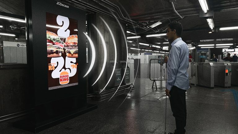 JCDecaux desenvolve OOH com tecnologia inclusiva para promover acessibilidade para pessoas com deficiência visual