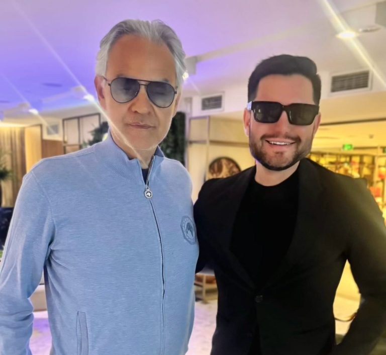 Binho Alencar posa ao lado de Andrea Bocelli e Mariah Carey