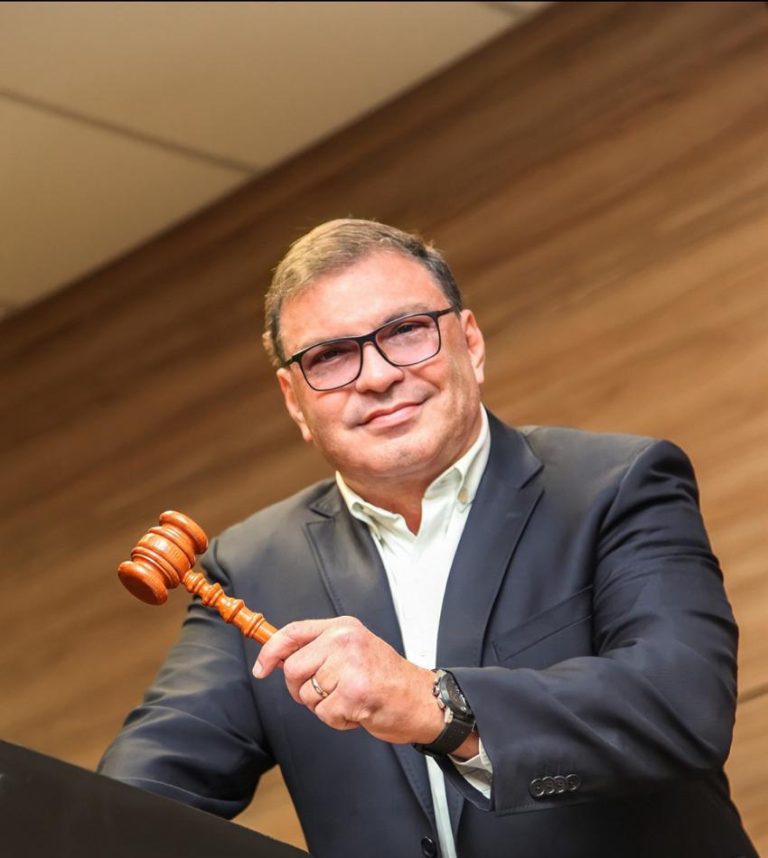 Do balcão do banco ao martelo do sucesso: a história de Rogério Menezes, o leiloeiro que virou referência nacional