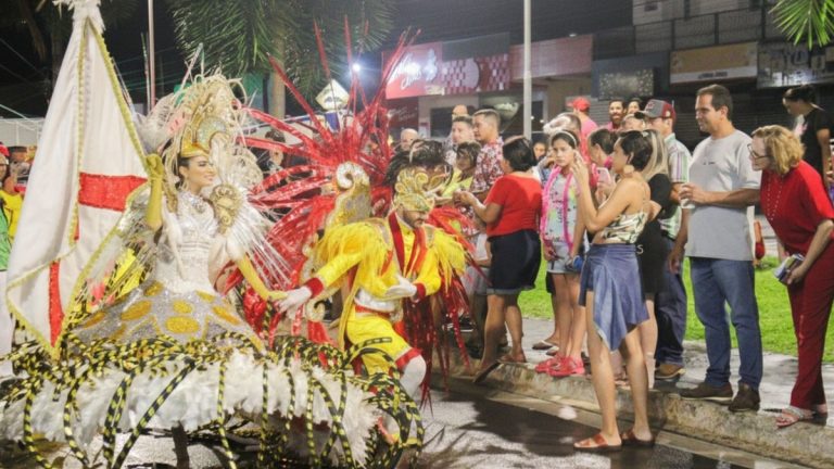 Desfile carnavalesco marca programação cultural em Trindade