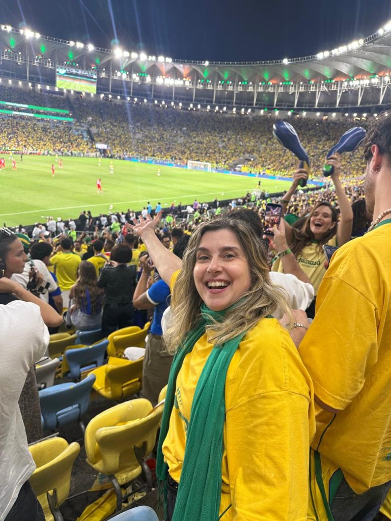 Em um Maracanã lotado, Mylena Ciribelli assiste à esplêndida vitória do Brasil sobre o Panamá, por 6×2, no penúltimo amistoso, antes da Copa