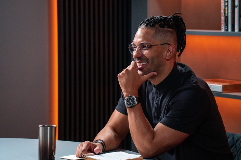 Muito além do podcast: como Joel Jota construiu uma das maiores plataformas de influência para líderes e empreendedores do Brasil