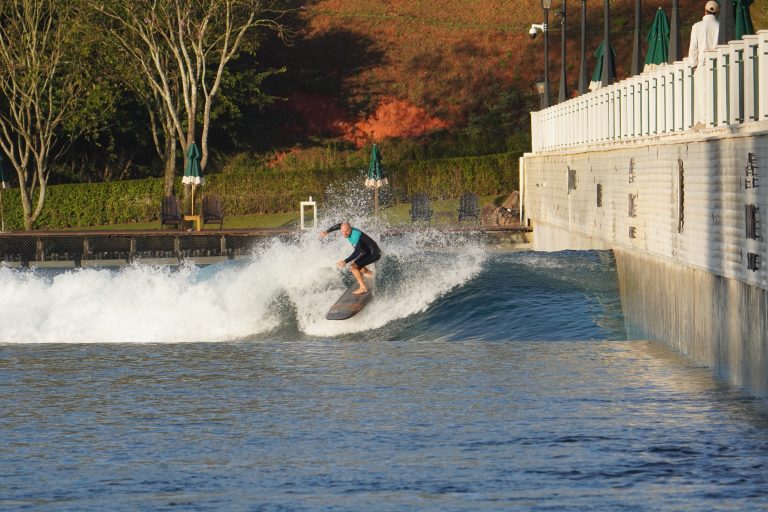 Tricampeão mundial de longboard explora o potencial das ondas perfeitas das piscinas de surfe em SP
