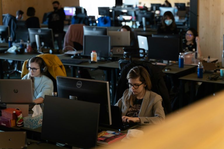 Debate sobre escala 6×1 expõe mudança na relação dos brasileiros com trabalho, tempo livre e saúde mental