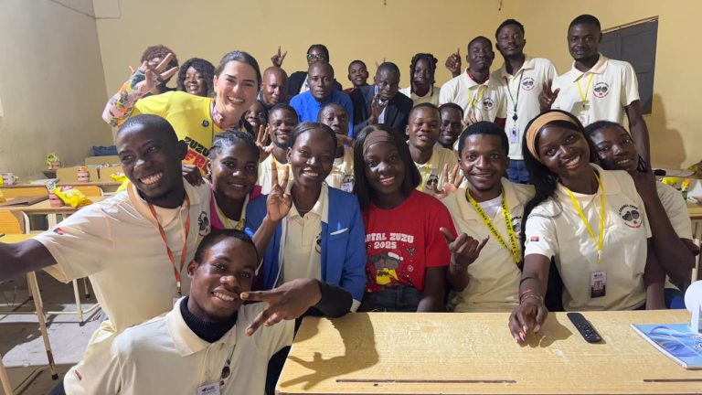 Brasileira ministra treinamento voluntário para professores em Angola e promove comunicação empática como ferramenta de transformação social