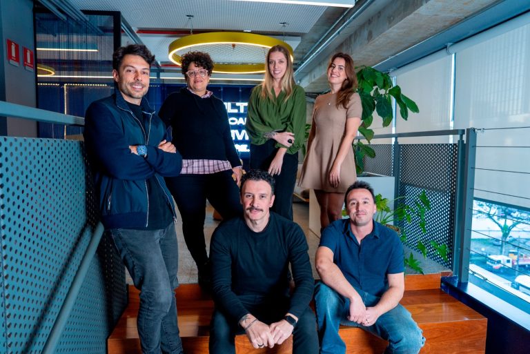VOE amplia lideranças nas áreas de Criação e Planejamento Da esquerda para direita, Fernando Ligório (Founder e CEO do Grupo 4ZERO4), Juliana Simões, Danilo Vinagre (CCO da VOE), Tassiana Ghorayeb, Clara Moura (Sócia e CBO da VOE) e Carlos Machado (COO da VOE)