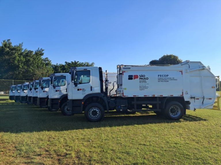 Governo de SP entrega mais 18 caminhões coletores compactadores para reforçar gestão de resíduos sólidos dos municípios paulistas