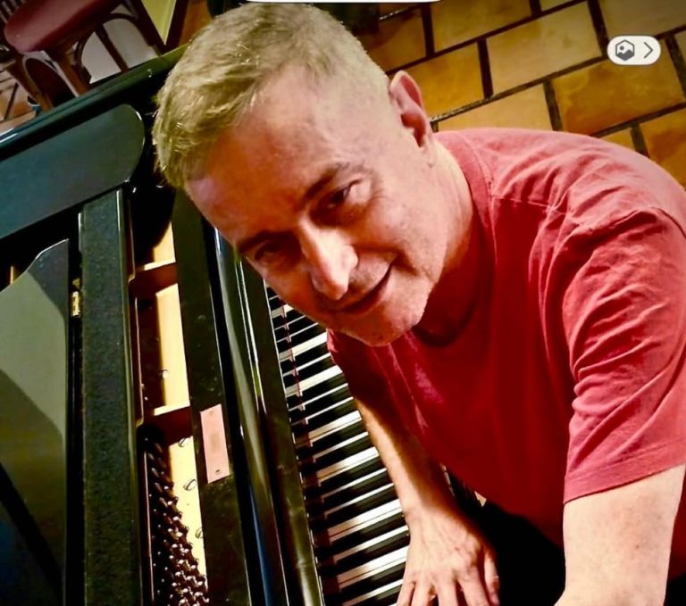 No Beco das Garrafas, no Bottle’s Bar, o pianista Marvio Ciribelli recebe a gaitista Waleska Sampaio para fazer uma homenagem a Maurício Einhorn, um dos maiores músicos brasileiros, ainda em atividade, aos 94 anos