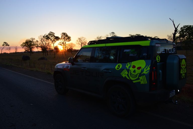 Equipe conquista um pódio nas motos Big Trail e três na UTV Sportbay e destaca a robustez dos JETOUR T2 XWD 4×4 na operação de apoio no maior rally das Américas