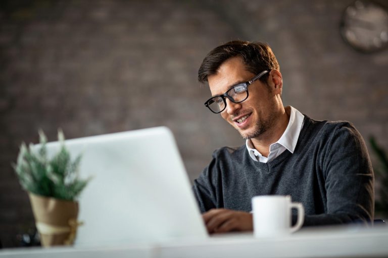 Novos negócios crescem 14% no Brasil, mas presença digital ainda desafia empreendedores