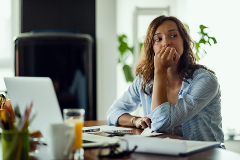 Engajamento ou sobrecarga? Com 45% dos profissionais afetados, Brasil supera a “média global de estresse” entre trabalhadores