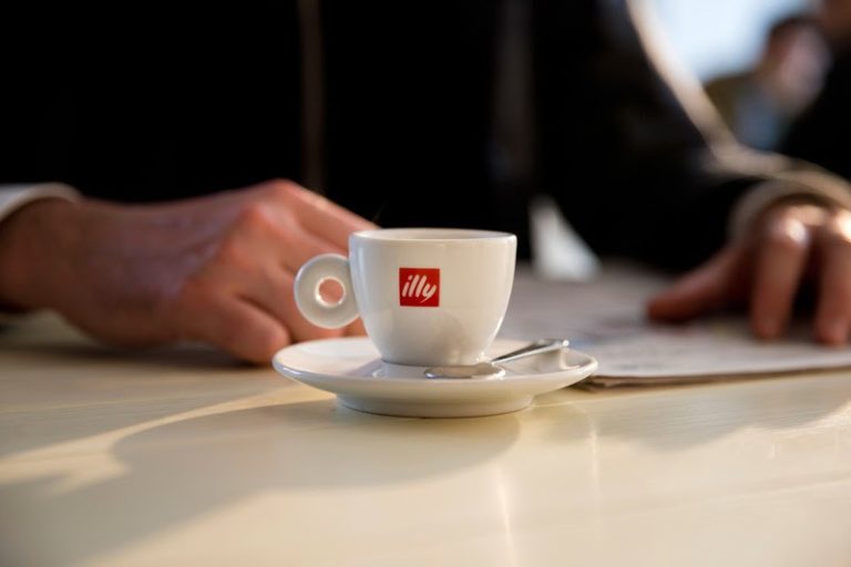A illycaffè confirma a certificação B Corp™ de acordo com os novos padrões V2