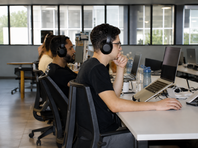 Startup mineira lança hub de marketing com IA para empresas
