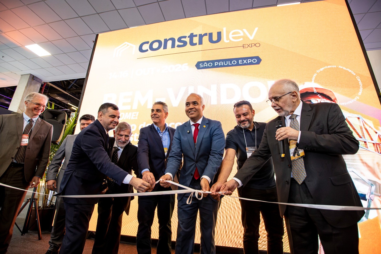 Da esquerda para a direita: Daniel Sigelmann, assessor especial do ministro das Cidades; Alexandre Brown, diretor da Unidade de Negócios da NürnbergMesse Brasil; Carlos De Luca, gerente técnico da ABCLS; Eduardo Eleutério, CEO da Knauf Brasil; Vladimir Lima, ministro das Cidades; Rafael Ambrósio, coordenador de Relações Institucionais do CAU-SP; e Luiz Antônio Martins, presidente executivo da ABCLS, durante o corte da fita de abertura da 2ª Construlev Expo.Crédito da foto: GN2 Conteúdo