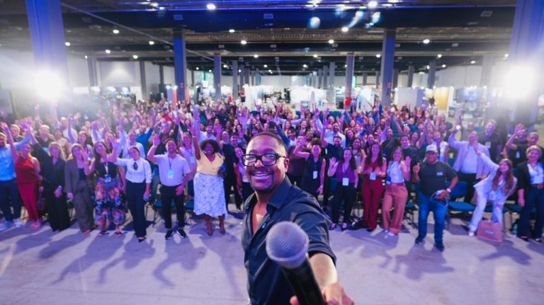 Mumuzinho estreia como palestrante no SDW, em Santos, e amplia sua atuação no mercado de eventos corporativos