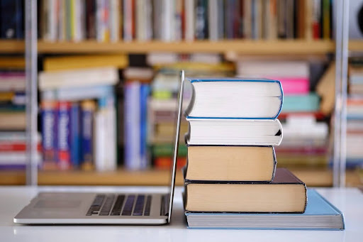 Os 12 livros de negócios e carreira mais buscados no Google no último ano — e o que eles estão ensinando aos seus leitores